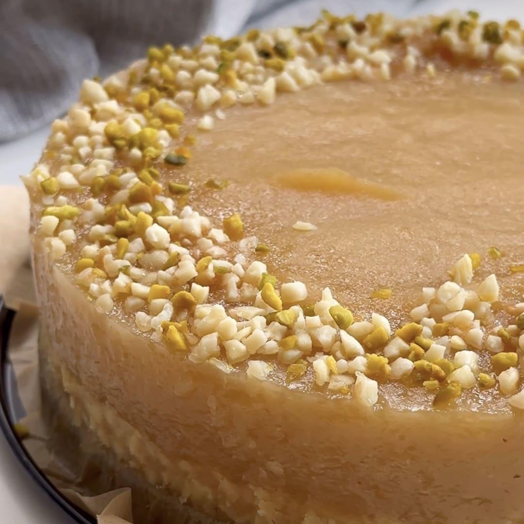 Cukormentes almazselé torta szelet gazdagon díszítve zúzott pisztáciával és mandulával a tetején