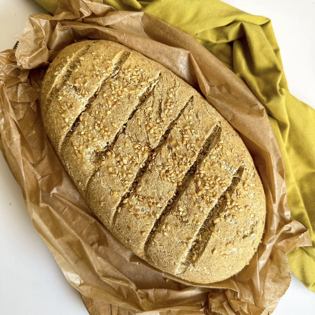 Gluténmentes és alacsony szénhidráttartalmú kenyér, megvagdosva és szezámmaggal megszórva