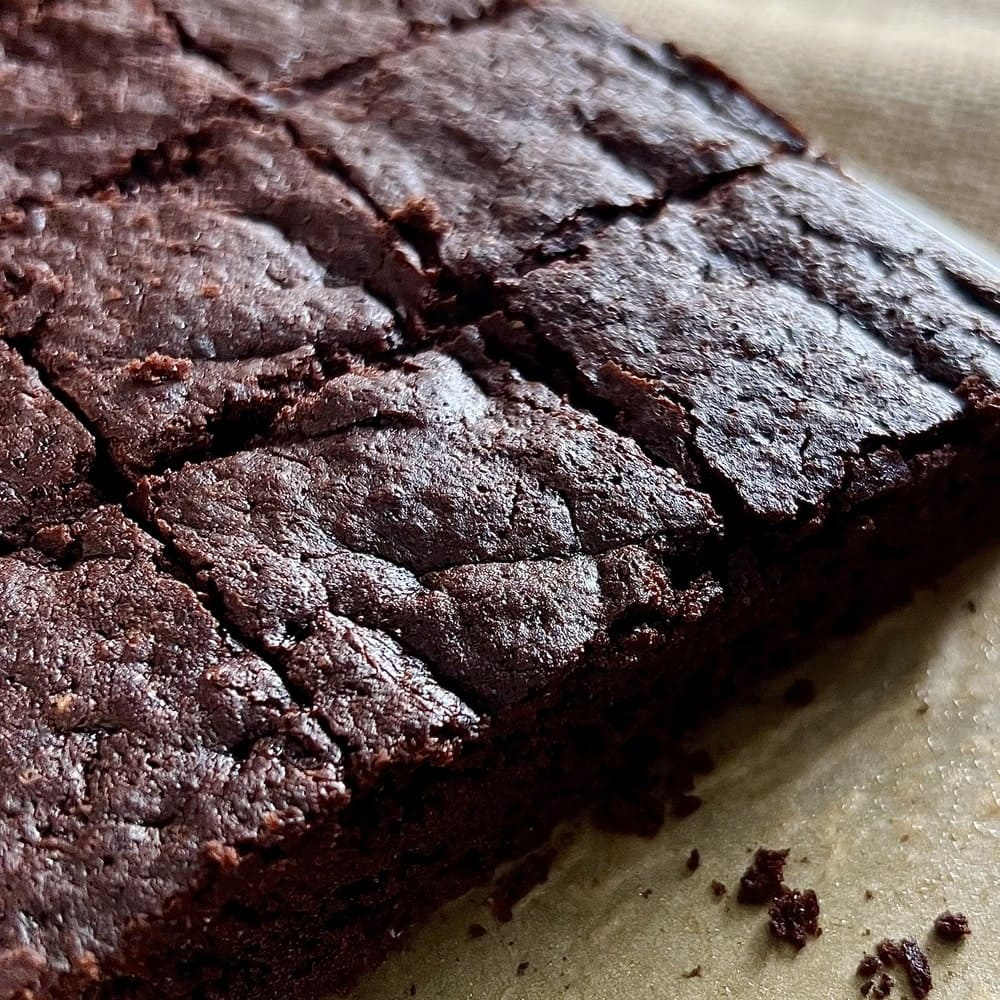 Dupla csokis, mandulalisztes brownie - állagra teljesen olyan, mint a klasszikus brownie