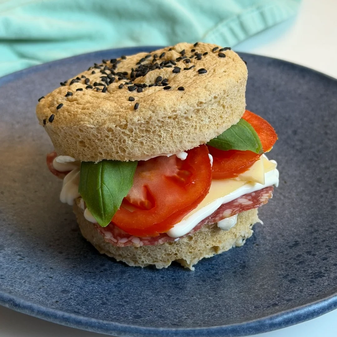 Gyors keto mikrós zsemle Fibriya Parasztkenyér Rostmixből, 3 perces mikrós low carb zsemle gabona- és maglisztmentesen.