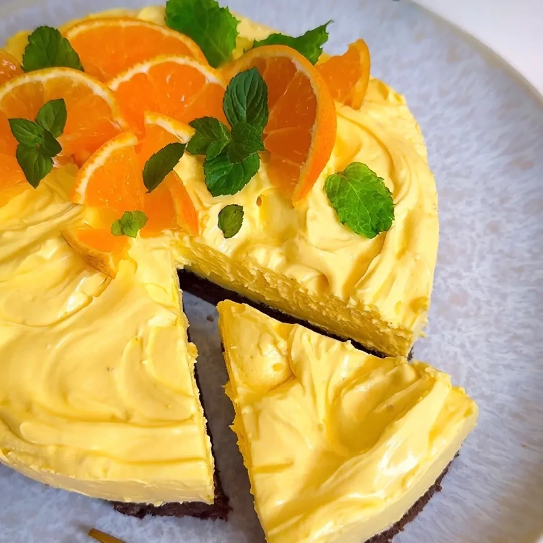 Készíts egyszerű gluténmentes narancstortát alacsony szénhidráttartalommal! Tökéletes szülinapra, cukor és búzaliszt nélkül. Finom, diétabarát recept minden alkalomra!