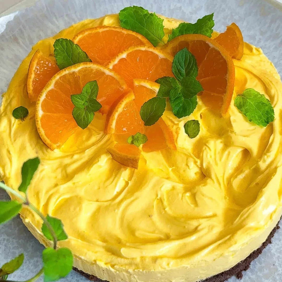 Gluténmentes, alacsony szénhidráttartalmú narancstorta: egyszerűen elkészíthető, cukor- és búzalisztmentes desszert. Tökéletes választás diétázóknak és kezdő szakácsoknak!