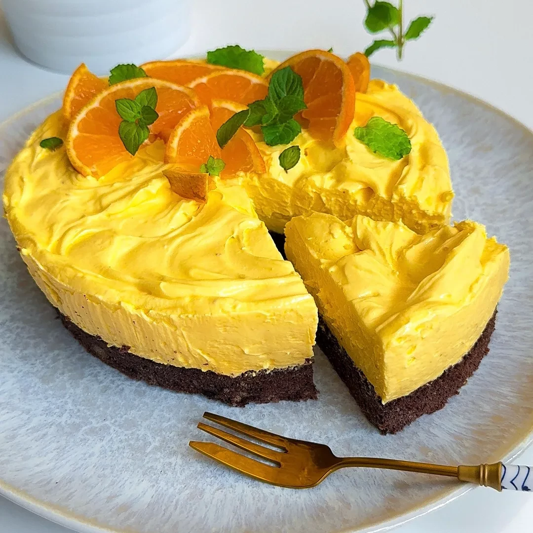 Egyszerű gluténmentes, alacsony szénhidráttartalmú narancstorta recept kezdőknek. Mandulaliszttel és eritrittel készül, így cukor- és búzalisztmentes finomság low carb diétához.