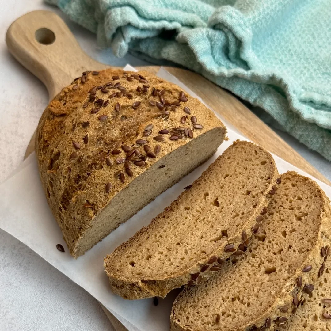 Keto parasztkenyér, szénhidrátcsökkentett barna kenyér Fibriya Parasztkenyér Rostmixből, rusztikus házi cipó búzaliszt nélkül.