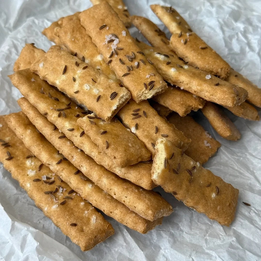 Keto sajtos stangli Fibriya Univerzális Rostmixből, puha sajtos stangli búzaliszt nélkül, szénhidrátcsökkentett és gluténmentes recept.