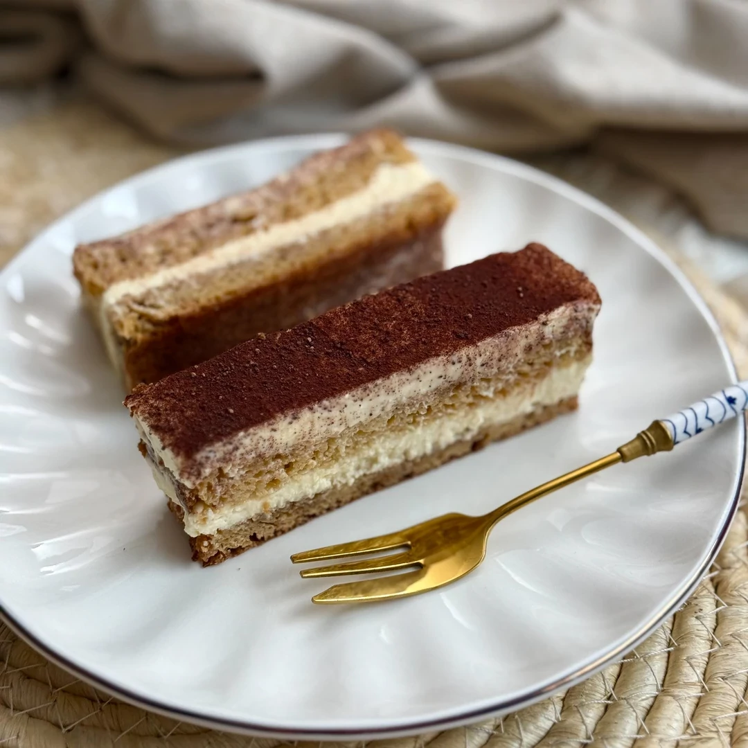 Keto tiramisu torta liszt és cukor nélkül, Fibriya piskóta rostmixből. Extrém alacsony szénhidrát, valódi tiramisu élmény.