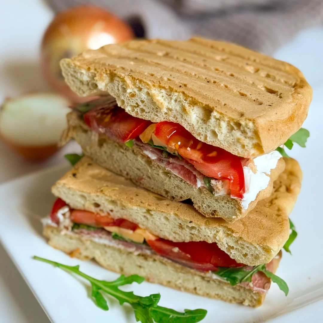 Gyors, low carb panini Fibriya Sülthagymás Panini Rostmixből. Gluténmentes, rostban gazdag, ketogén étrendhez.