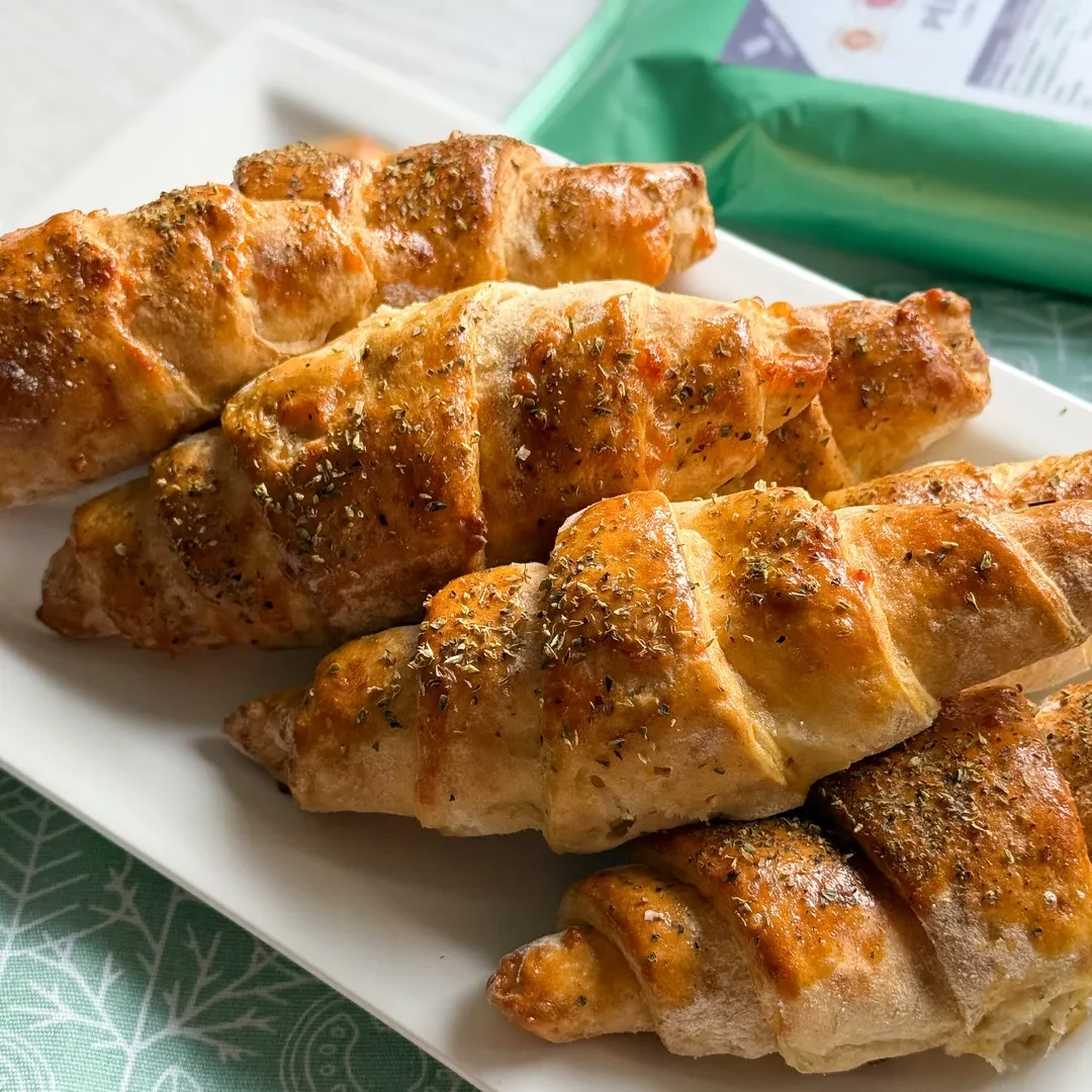 Puha, sajtos kifli gluténmentesen! Fibriya Péksütemény Rostmixből pillanatok alatt elkészül, keto diétába is illik.