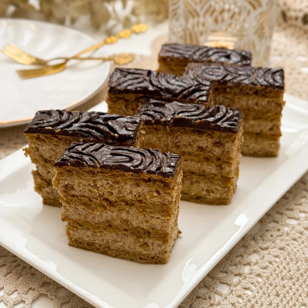 Fenséges low carb zserbó Fibriyával: puha lapok, gyors narancsos diókrém, tökéletes ünnepi desszert klasszikus ízzel.