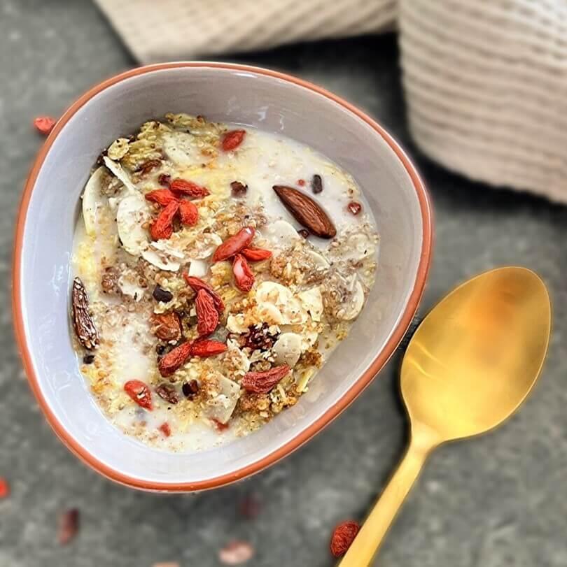 Low carb & keto granola goji bogyóval és kakaóbab törettel