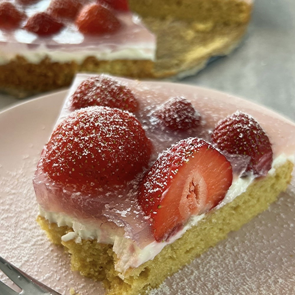 Mandulalisztes epertorta - a krém egyszerűen mascarpone édesítővel keverve