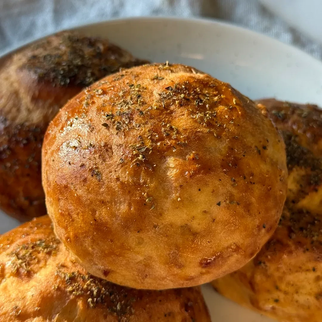 Egyszerű recept Fibriya sülthagymás Panini rostmixből. Keto, low carb zsemlék gyorsan, liszt nélkül.