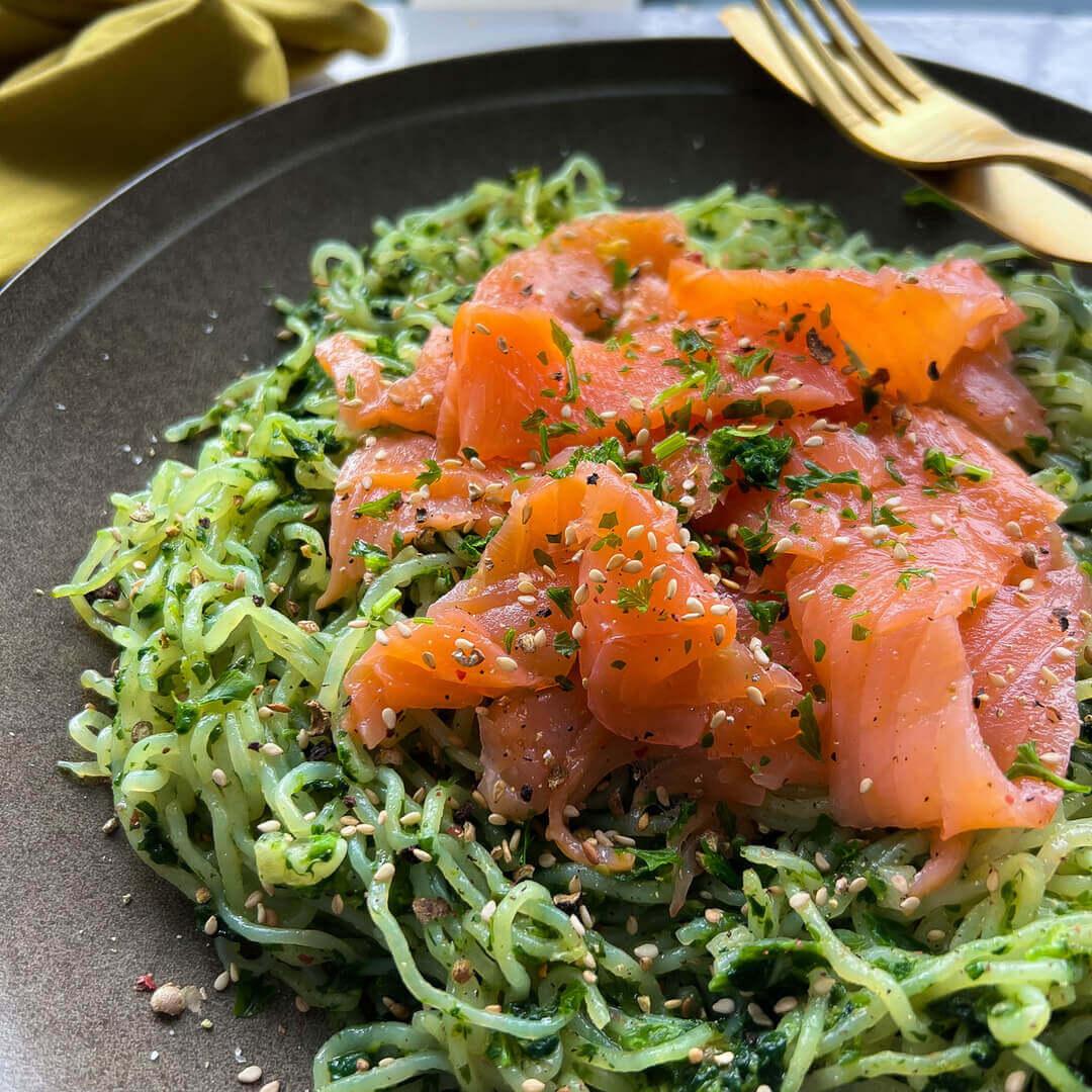 Spenótos slim pasta füstölt lazaccal - konjac tészta a fogyókúrába