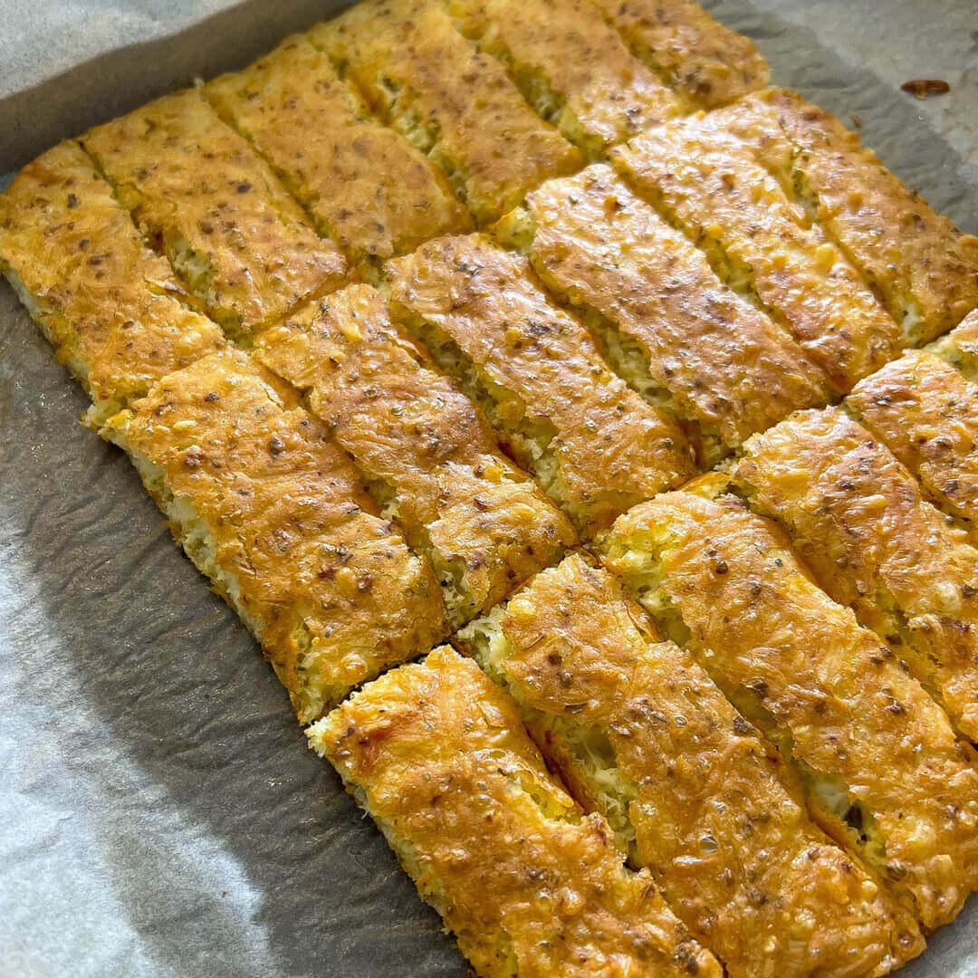 Szénhidrátszegény sajtos rúd - egészséges sós ropogtatnivaló