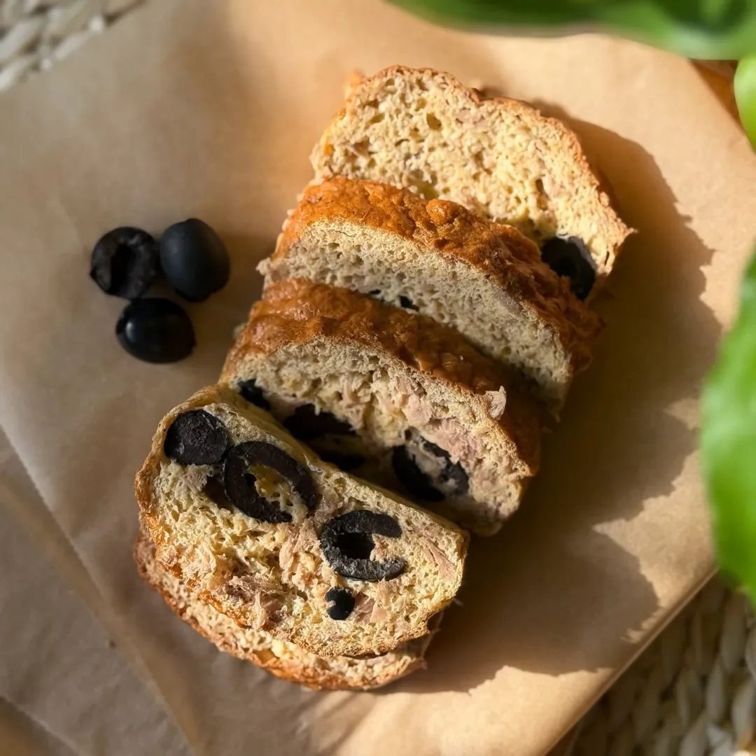 Mediterrán ízek liszt nélkül: tonhalas-olívás lepénykenyér Fibriya Péksütemény Rostmixből, szinte 0 g szénhidráttal.