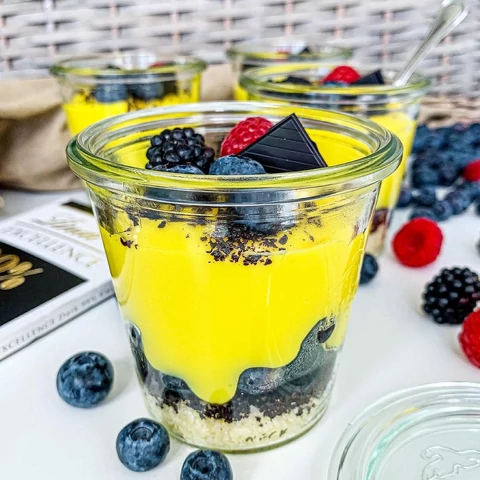 Áfonyás-kókuszos pohárdesszert