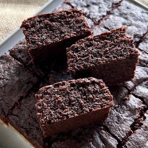 Dupla csokis, mandulalisztes brownie