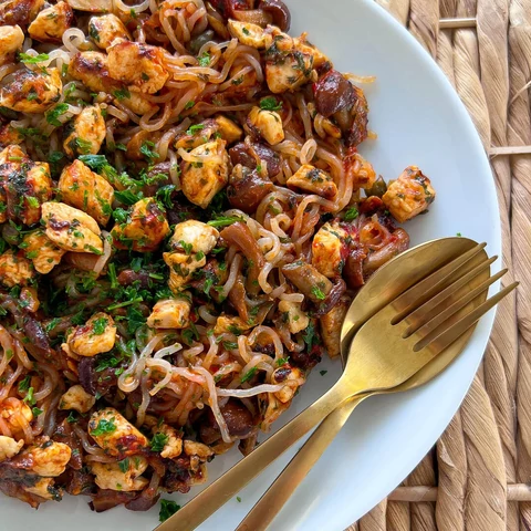 Paradicsomos, gombás csirkemell konjac tésztával