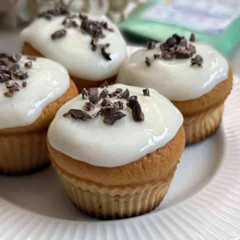 Szénhidrátcsökkentett muffin zabrostból, citrom ízű öntettel